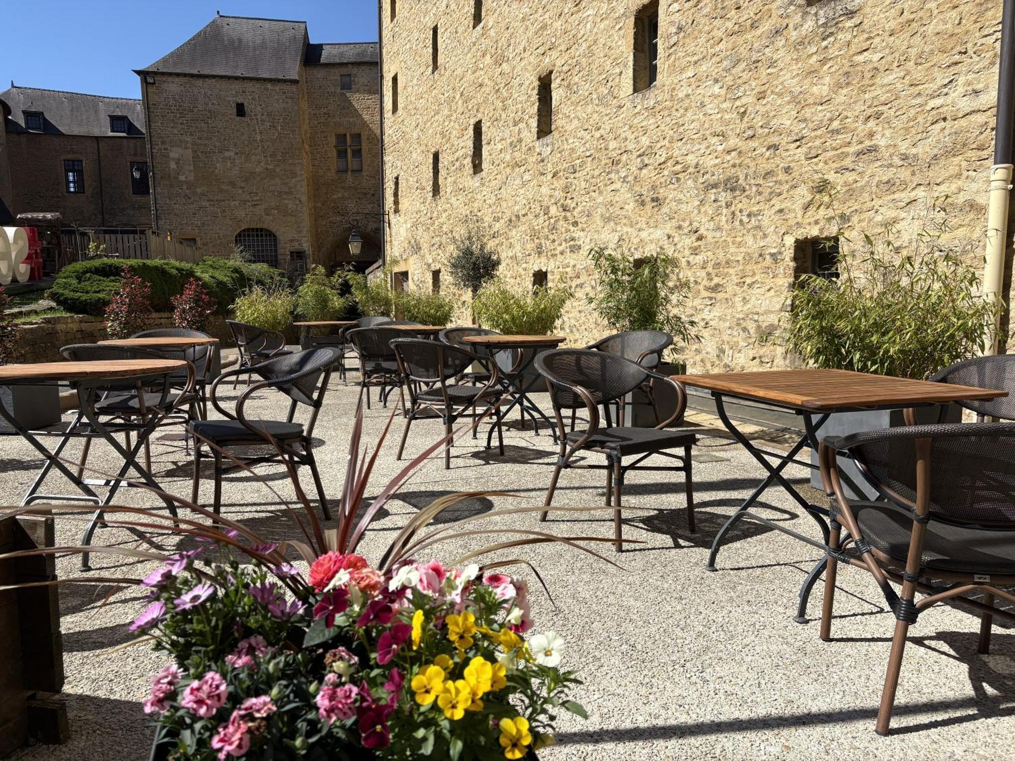 Le Château De Hotel